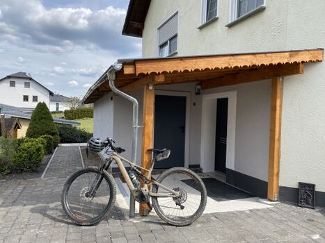 Eingangsbereich mit Überdachung ( Abstellmöglichkeit)