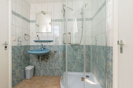 Badezimmer 2 mit Dusche, Waschbecken und Toilette