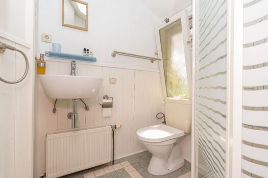 Badezimmer 1 mit Dusche, Waschbecken und Toilette