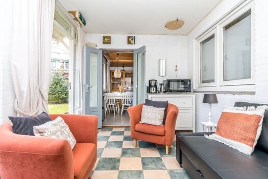 Das kleine aber feine Wohnzimmer hat eine komfortable Sitzecke