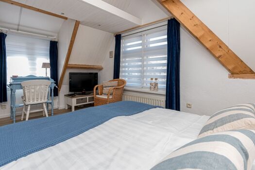 Großes Schlafzimmer mit zwei Einzelbetten (Boxsprings) und SMART TV