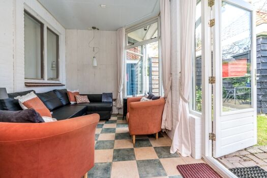 Das kleine aber feine Wohnzimmer hat eine komfortable Sitzecke