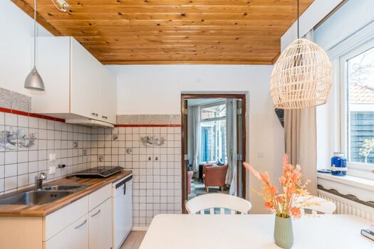 Die Wohnküche, mit Essgruppe für 4 Personen, ist einfach und zweckmäßig eingerichtet