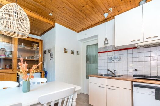 Die Wohnküche, mit Essgruppe für 4 Personen, ist einfach und zweckmäßig eingerichtet