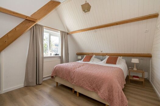 Großes Schlafzimmer mit zwei Einzelbetten (Boxsprings) und SMART TV