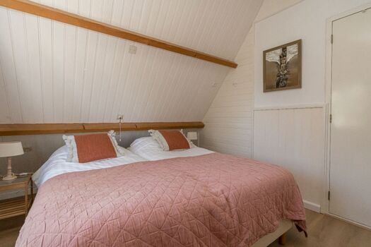 Großes Schlafzimmer mit zwei Einzelbetten (Boxsprings) und SMART TV