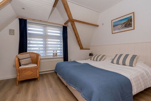 Großes Schlafzimmer mit zwei Einzelbetten (Boxsprings) und SMART TV