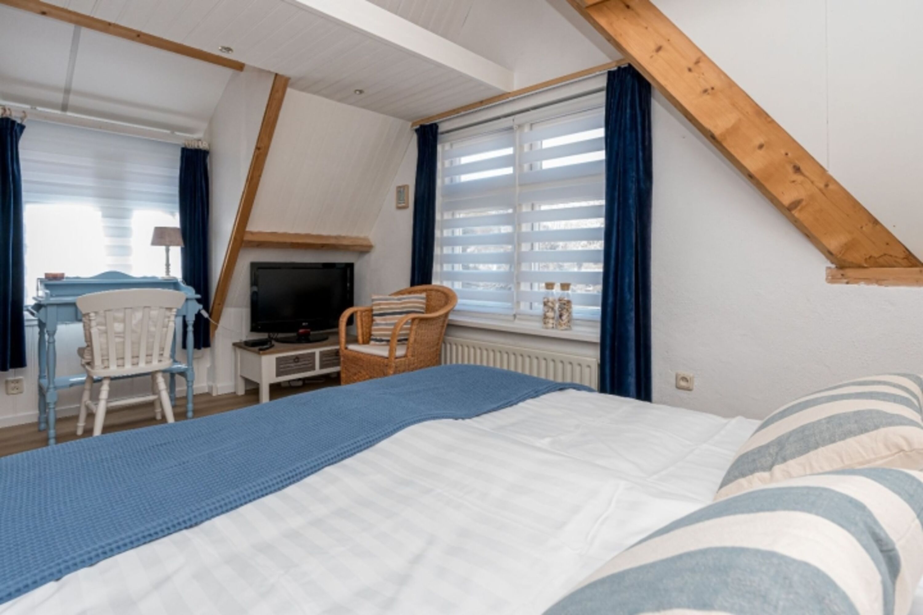 Großes Schlafzimmer mit zwei Einzelbetten (Boxsprings) und SMART TV