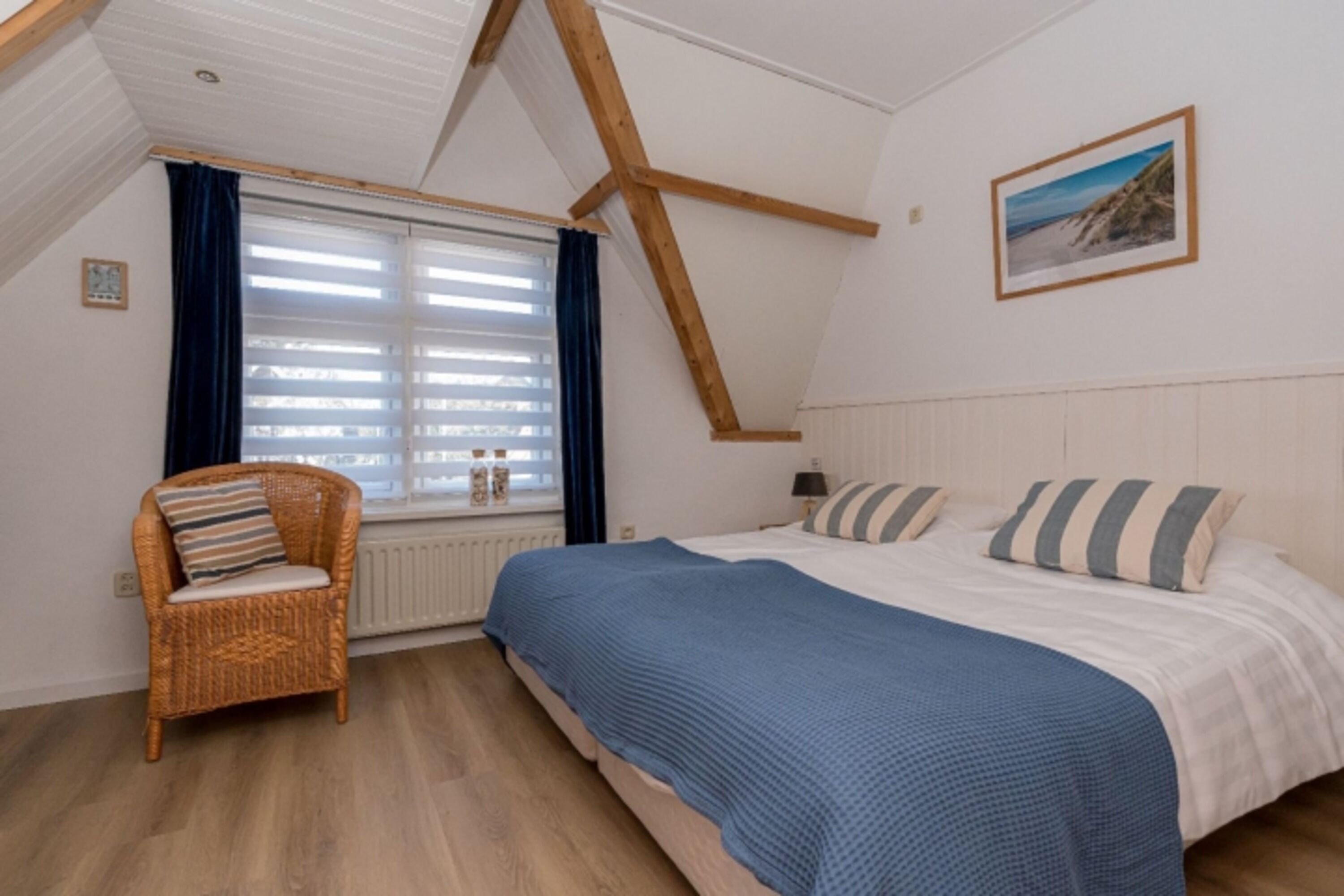 Großes Schlafzimmer mit zwei Einzelbetten (Boxsprings) und SMART TV