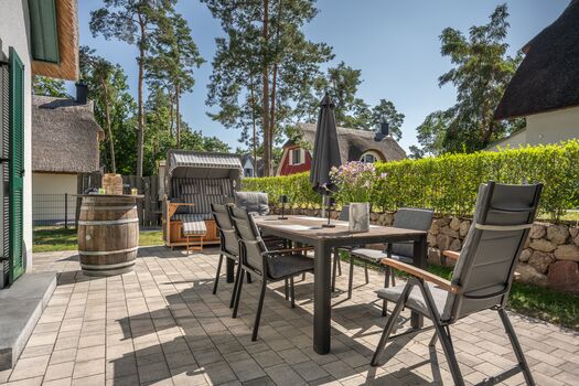 Terrasse mit Möbeln und Strandkorb