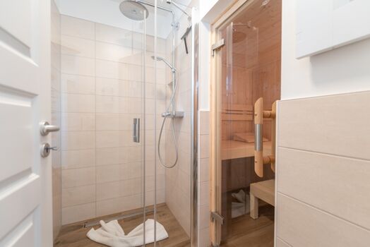 Dusche und Sauna im Erdgeschoss