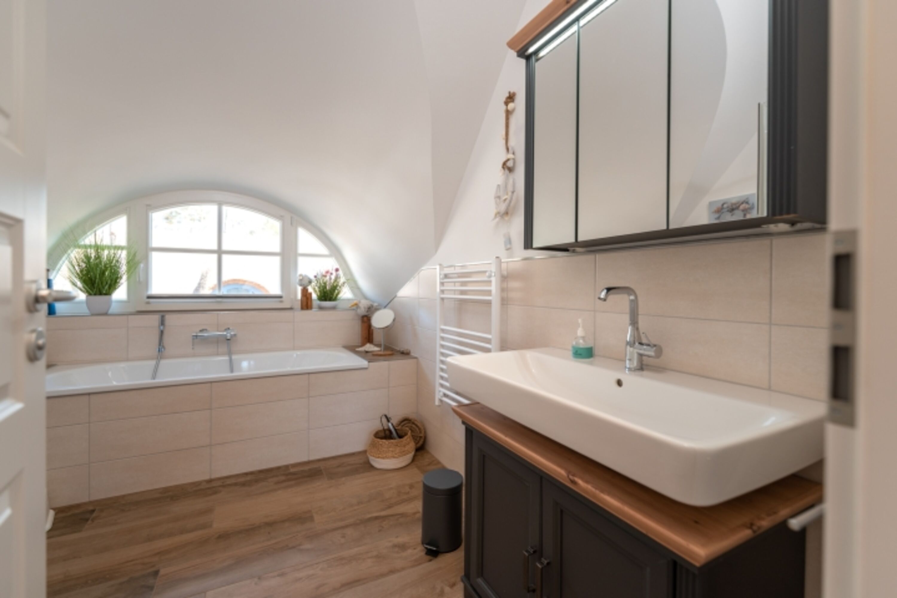 Badezimmer mit Badewanne und Dusche im Obergeschoss