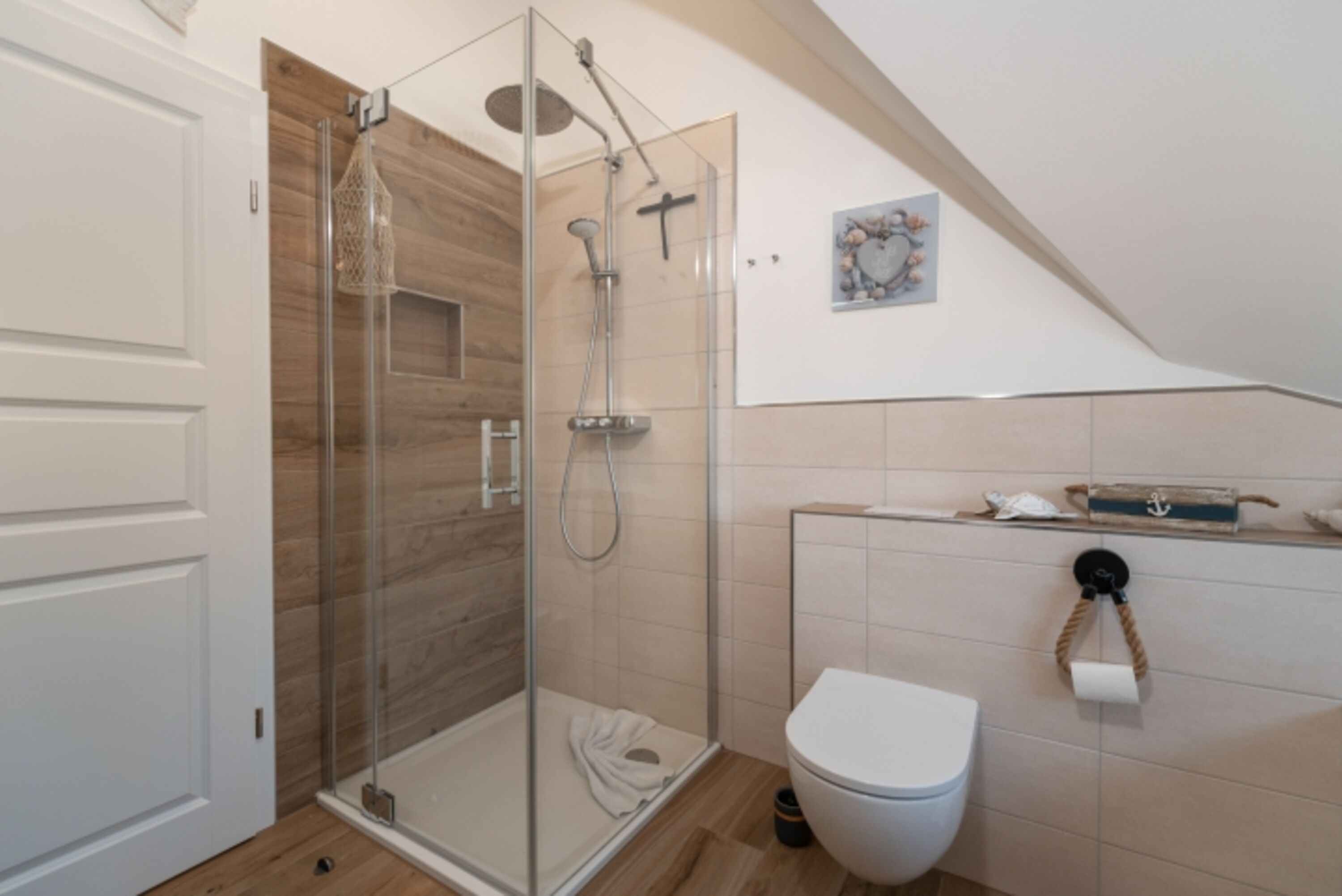 Badezimmer mit Badewanne und Dusche im Obergeschoss