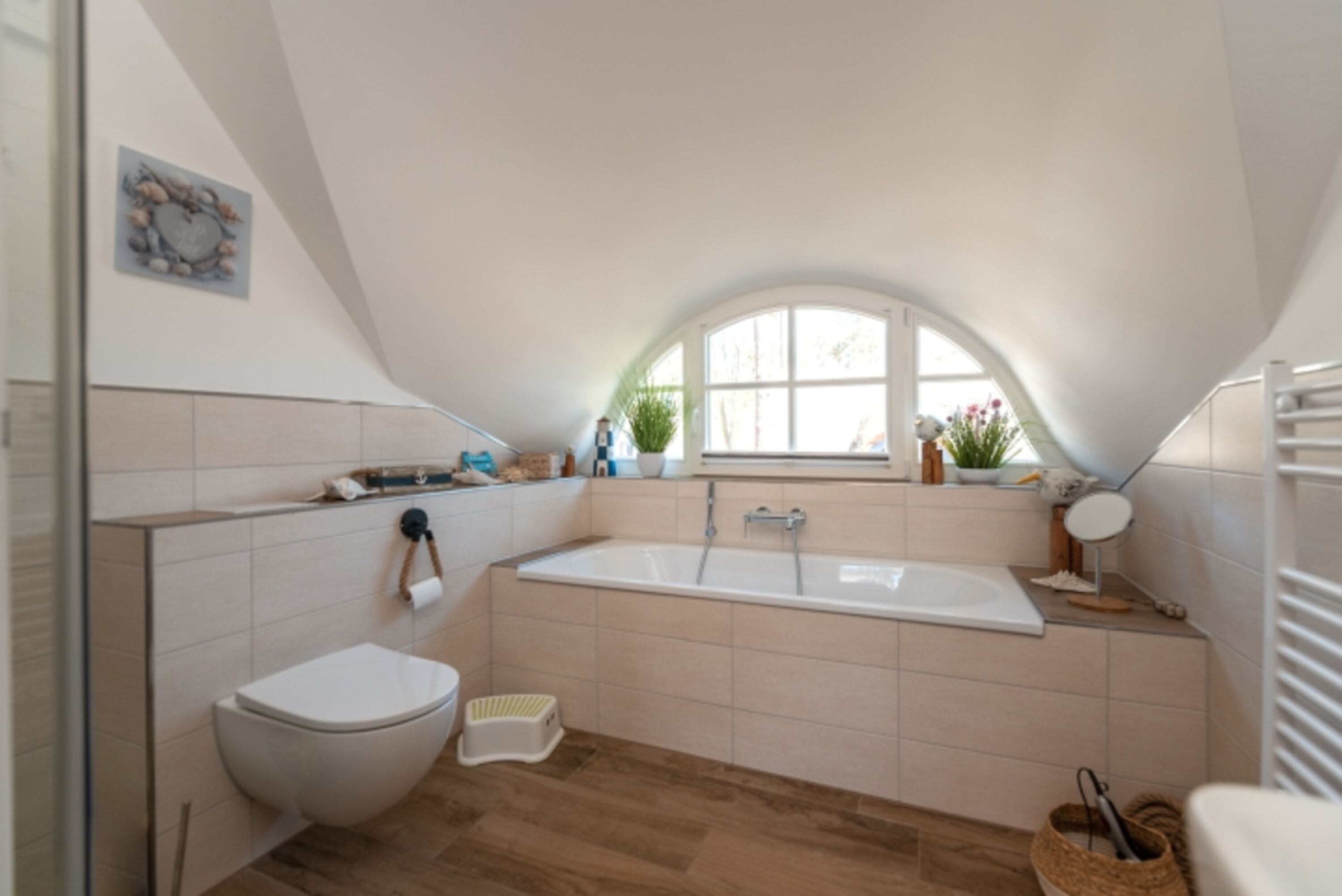 Badezimmer mit Badewanne und Dusche im Obergeschoss