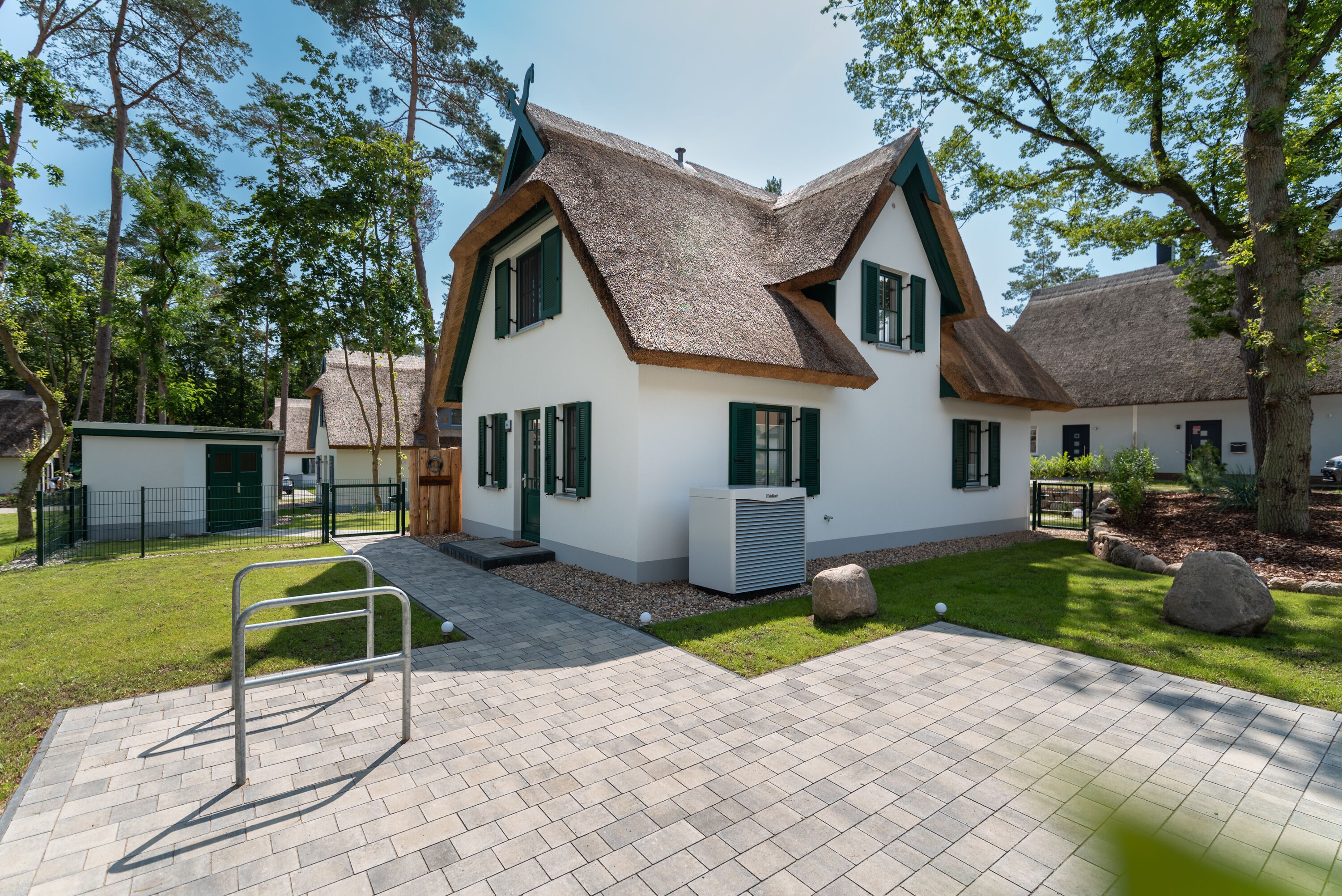 Aussenansicht und Parkplätze