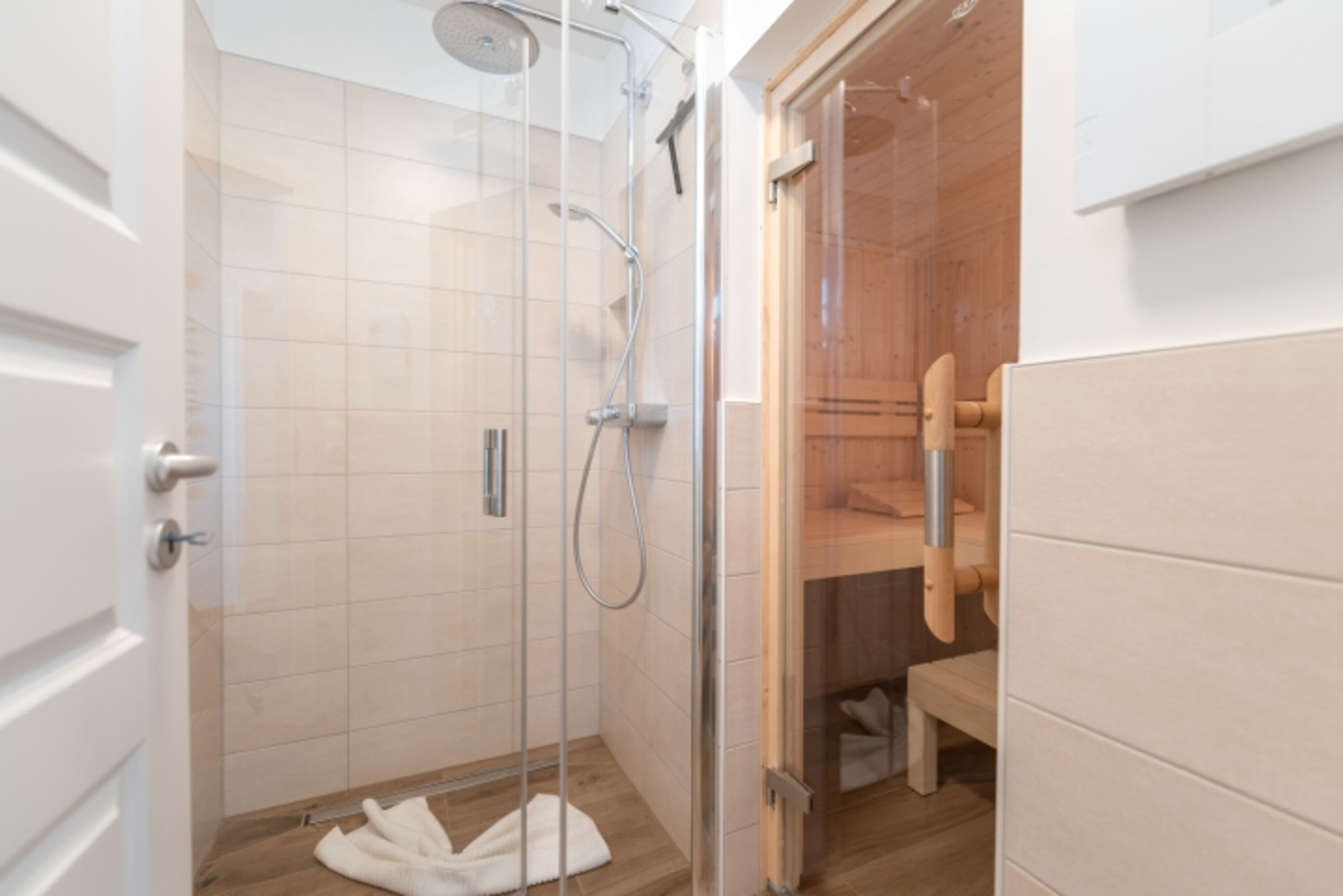 Dusche und Sauna im Erdgeschoss