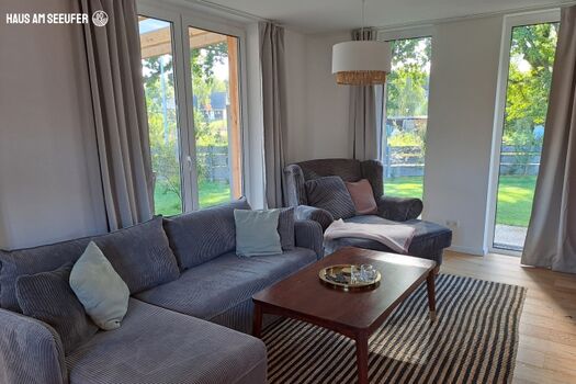 Wohnzimmer mit Gartenblick