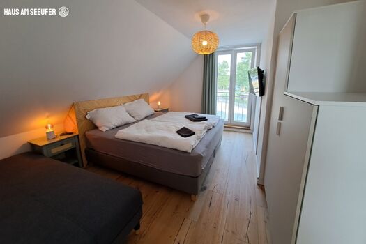 Schlafzimmer 2 mit Fernseher