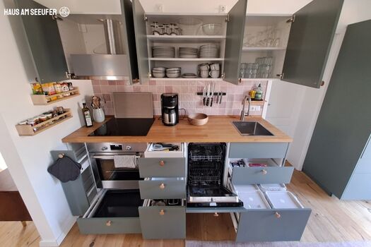 Küche mit Induktionsherd, Geschirrspüler, Kaffeemaschine etc.