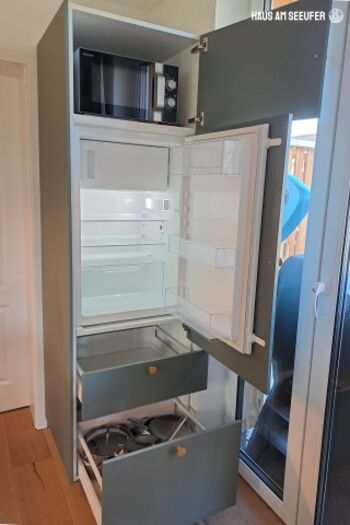 Kühlschrank mit Gefrierfach und Mikrowelle