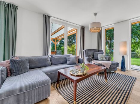 Wohnzimmer mit Schlafcouch und XXL-Sessel