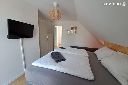 Schlafzimmer 2 mit Boxspringbett und einem Einzelbett