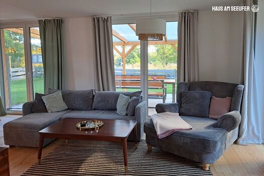 Wohnzimmer mit Schlafcouch und Lümmelsessel