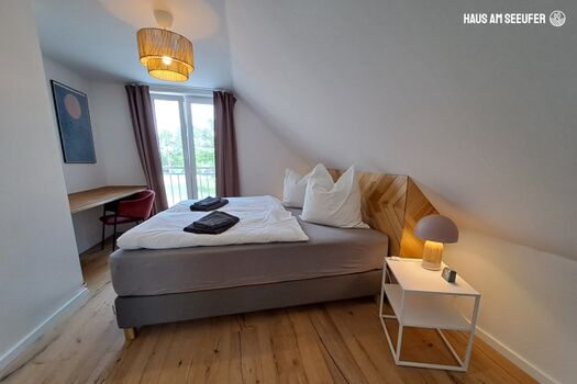 Schlafzimmer 1 mit Ausblick zum See