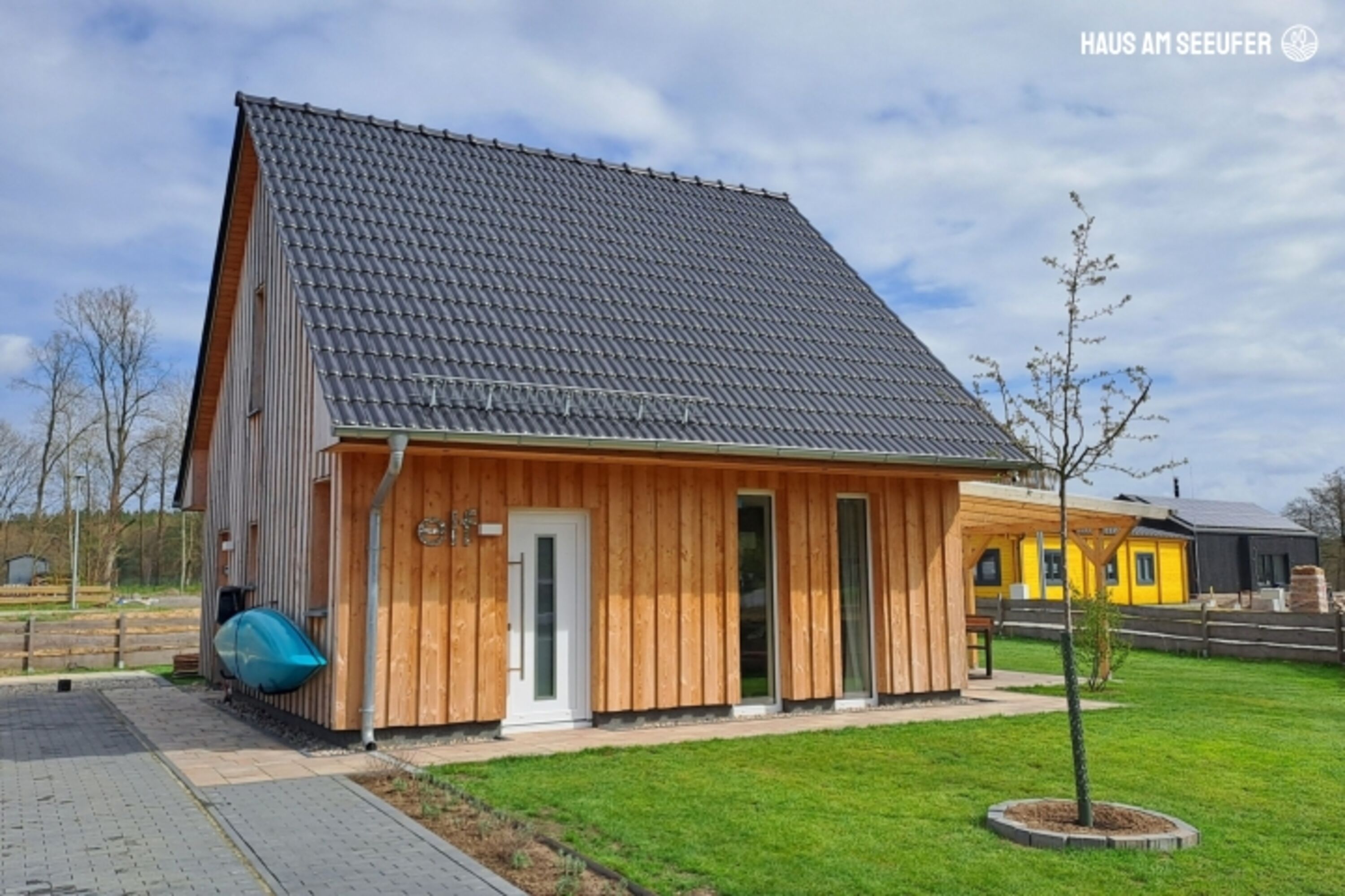 Hausansicht Rückseite und Parkplatz