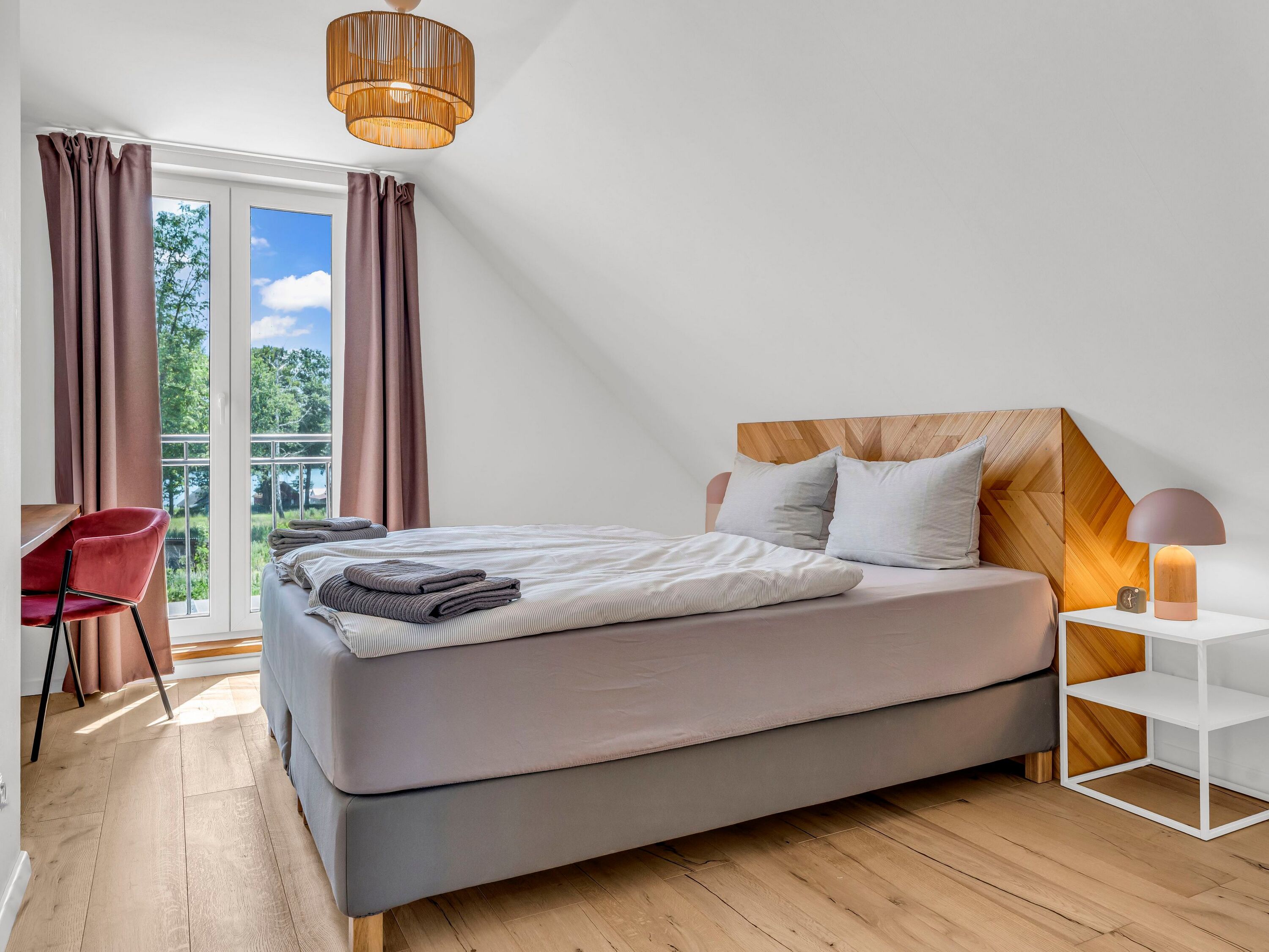 Schlafzimmer 1 mit Boxspringbett und Arbeitsplatz