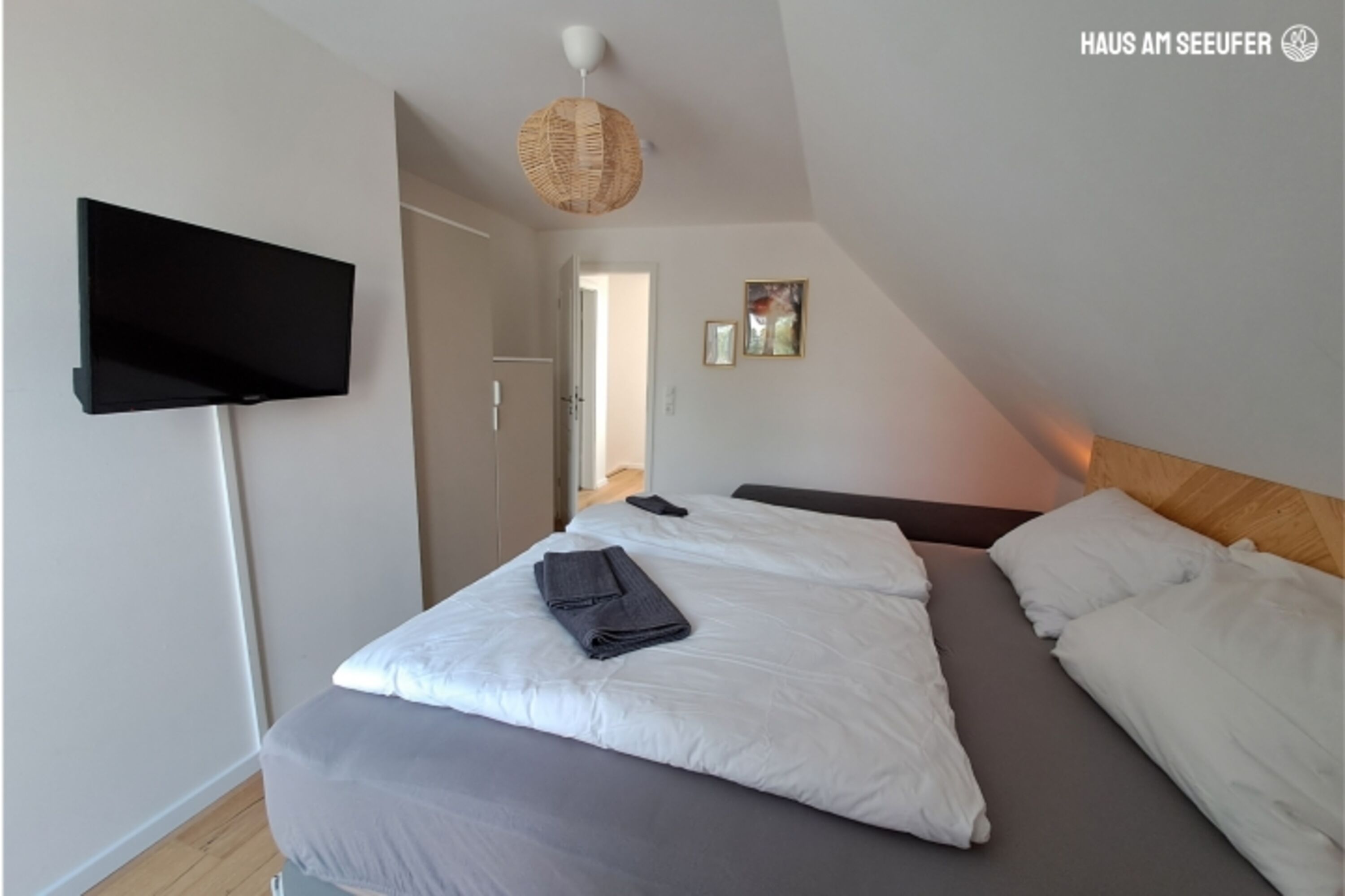 Schlafzimmer 2 mit Boxspringbett und einem Einzelbett