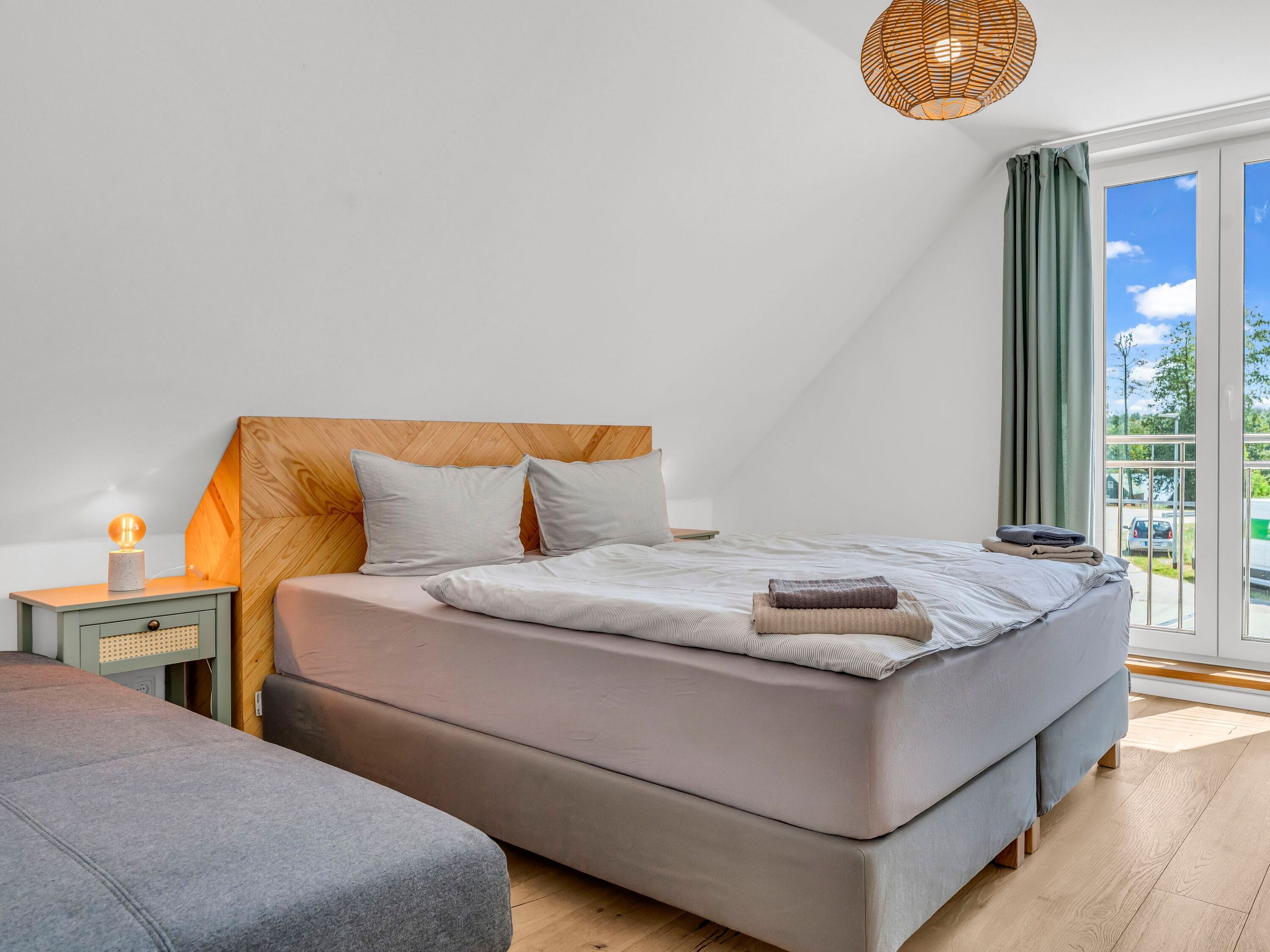 Schlafzimmer 2 mit Boxspringbett und Zustellbett