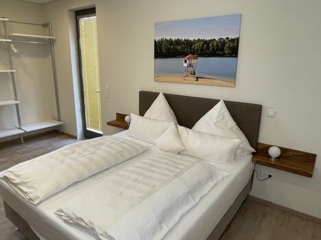 Schlafzimmer 1 mit großem Boxspringbett