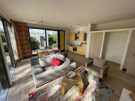 Lichtdurchflutetes Wohnzimmer mit Essbereich und Küche