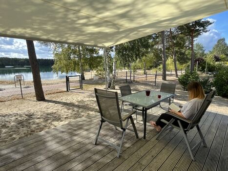 Morgens auf der Terrasse frühstücken