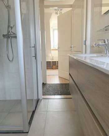 1. OG Badezimmer mit Dusche, Badewanne, Doppelwaschbecken, WC 