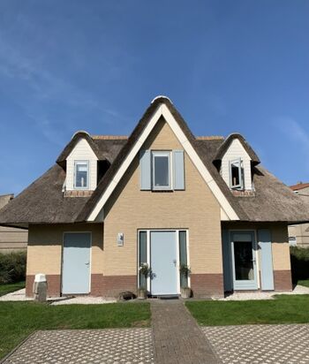 HuisnummerVier Ansicht, 2 Parkplätze