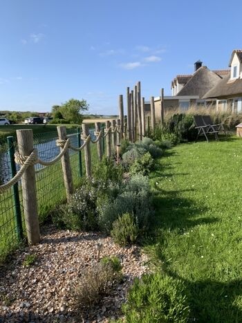 sonniger Garten am Wasser