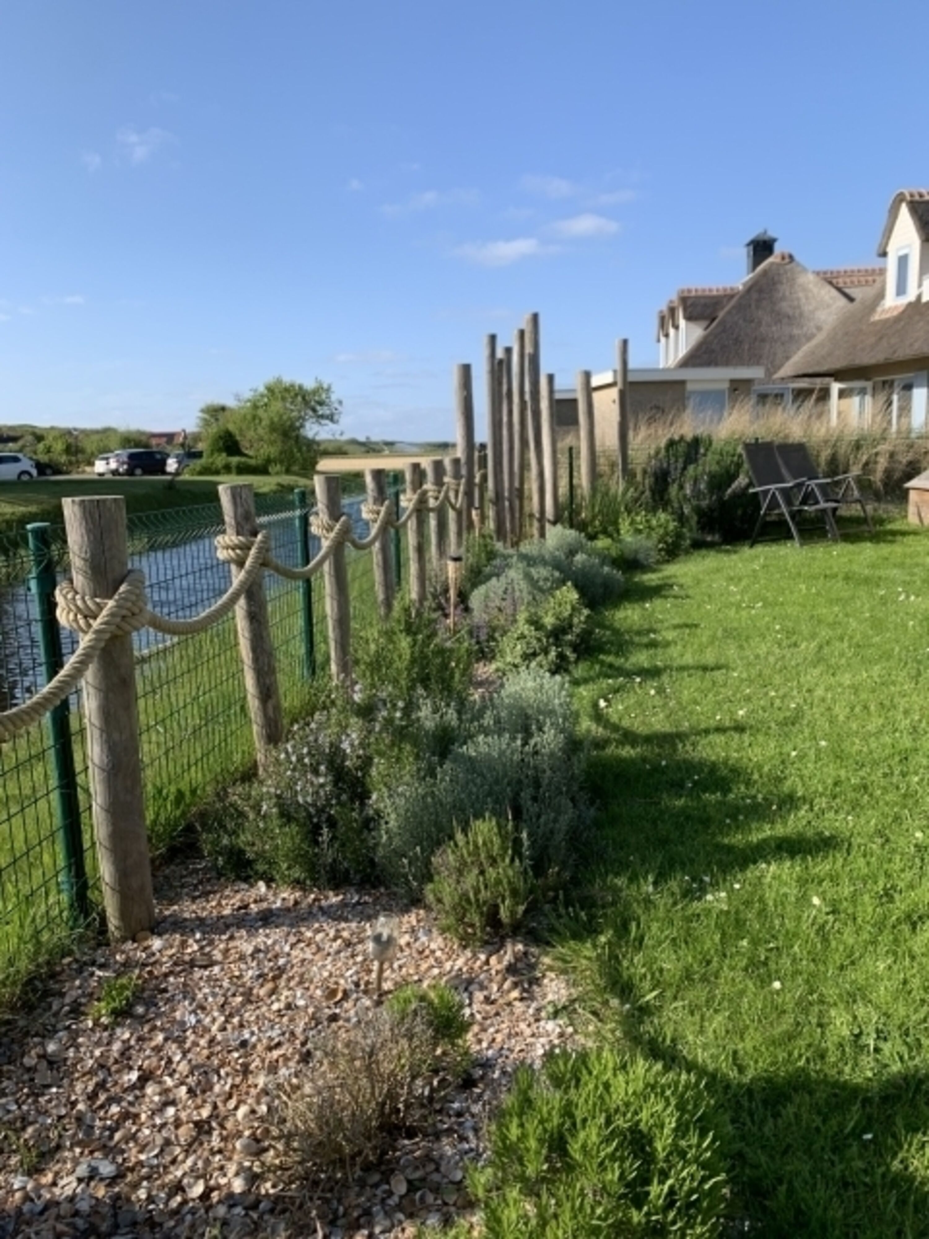sonniger Garten am Wasser