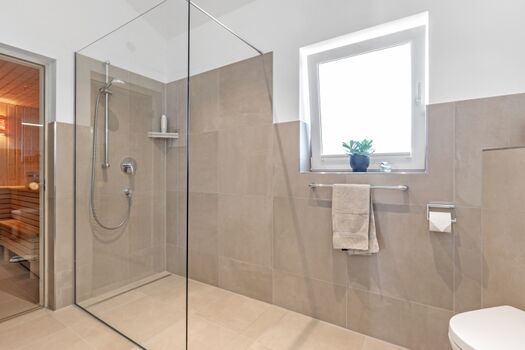 große Dusche und Sauna