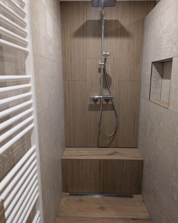Dusche mit Sitzmöglichkeit