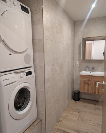Badezimmer mit Waschmaschine und Trockner