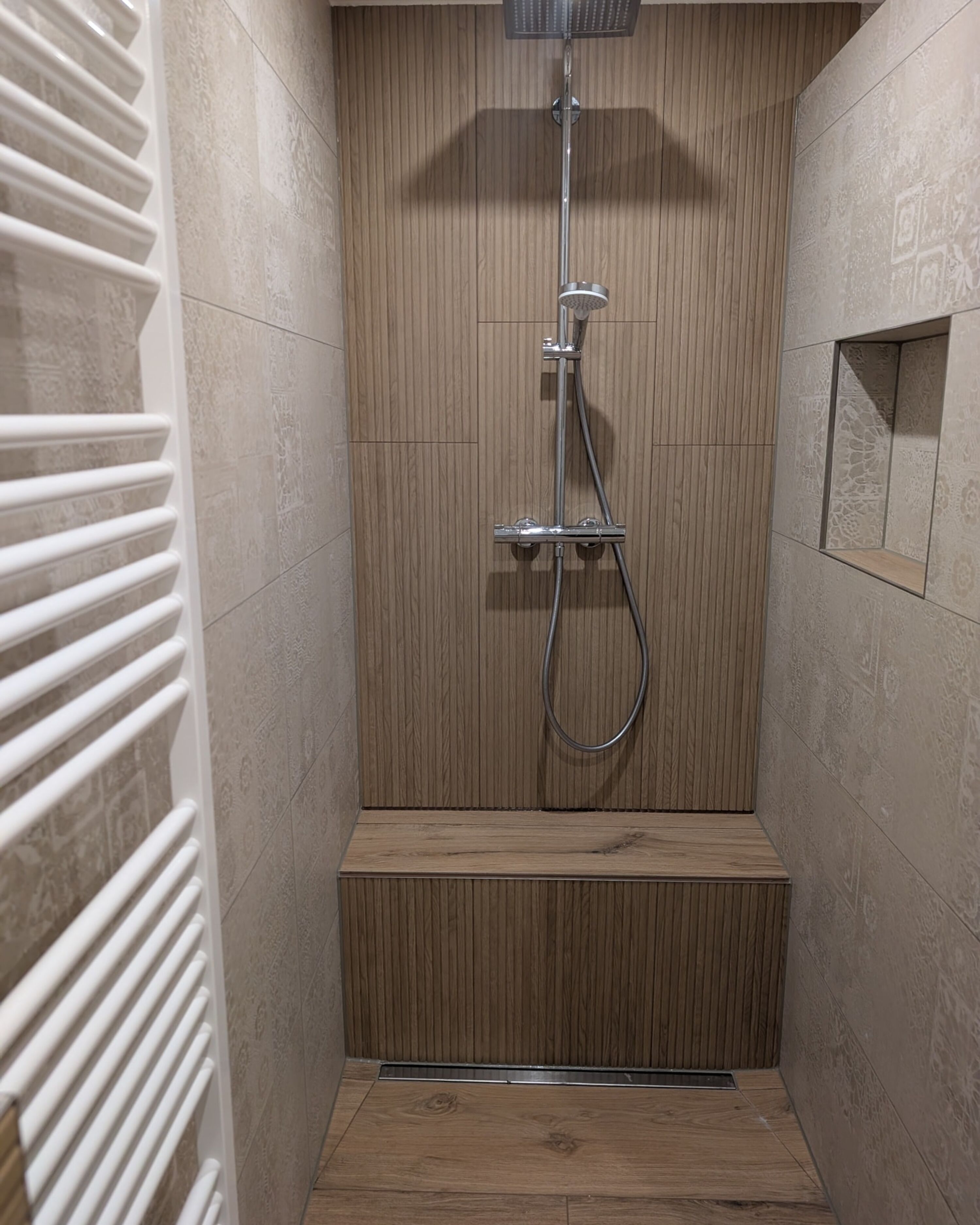 Dusche mit Sitzmöglichkeit