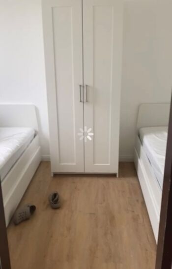 Kinderzimmer mit zwei Einzelbetten 