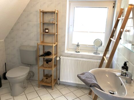 Badezimmer mit Fenster