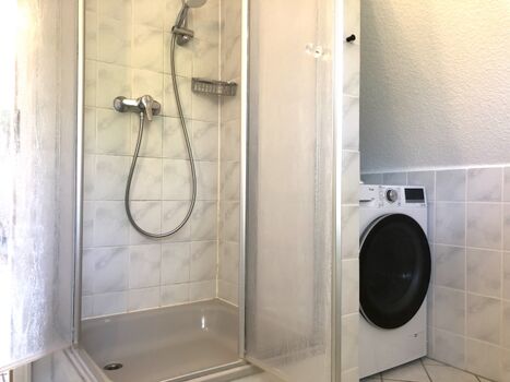 Dusche und Waschmaschine