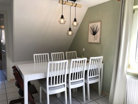 Esstisch mit 6 Stühlen und TrippTrapp