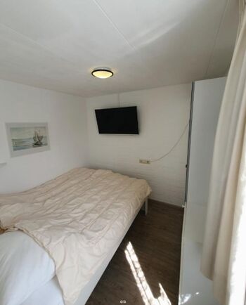 unteres Schlafzimmer mit Doppelbett und TV