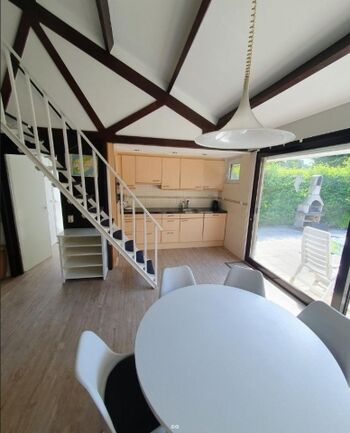 offen komplett eingerichtete Küche, Treppe nach oben