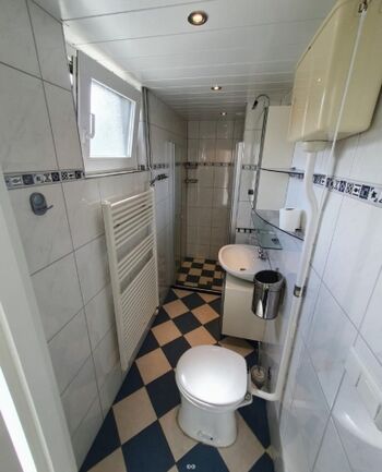 Badezeimmer mit Dusche/WC/Waschbecken